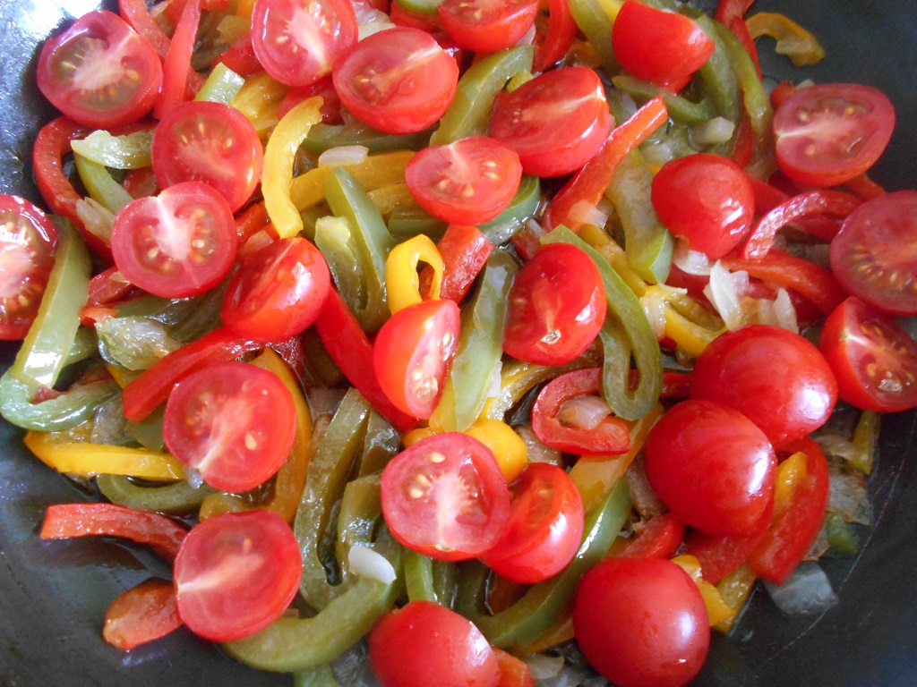 Salata calda cu paste, ardei grasi si telemea