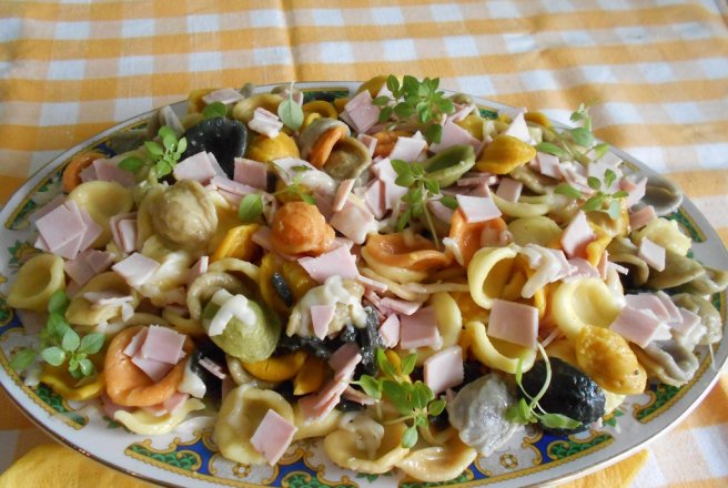 Orecchiette colorate, cu unt, sunca si cascaval