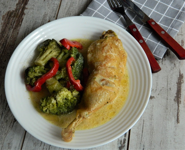 Pulpe de pui cu broccoli si ardei in sos de smantana la multicooker Crock-Pot