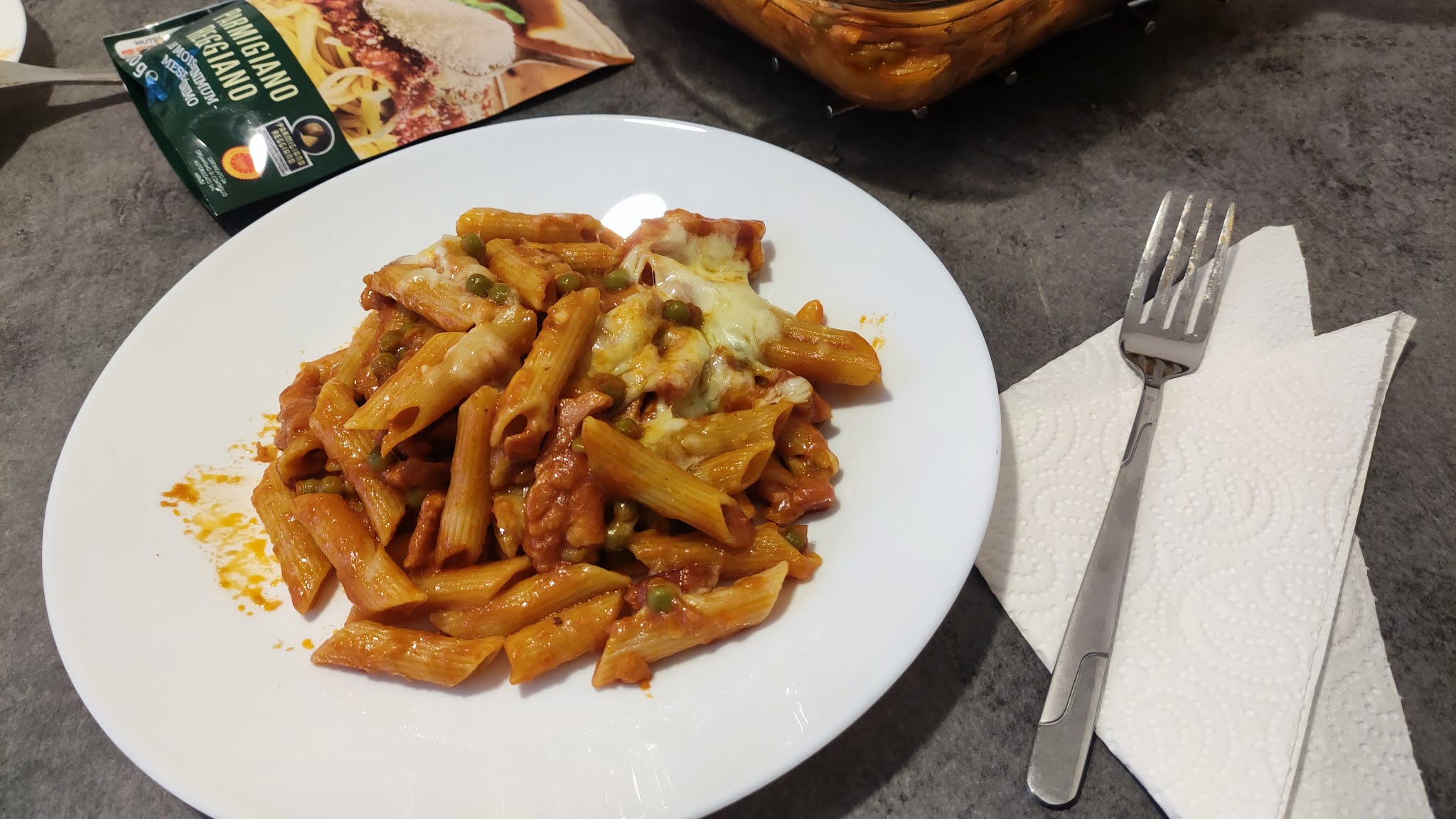 Paste (penne) cu bacon, mazare si suc de rosii