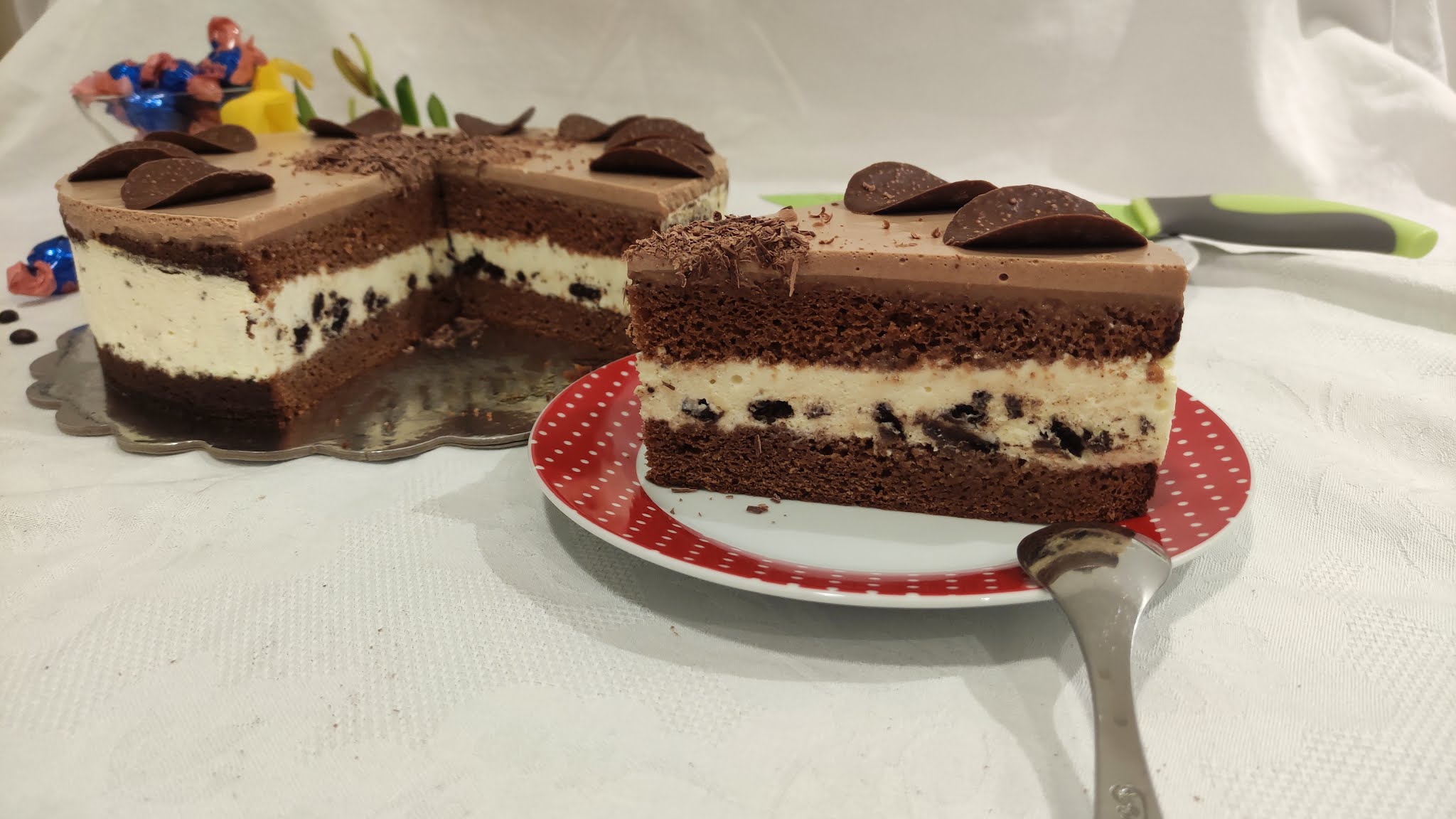 Desert tort cu blat din albusuri, mousse de oreo si cafea