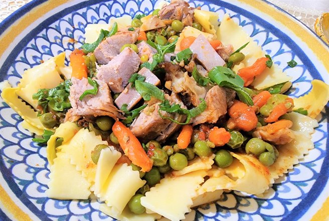 Tagliatelle cu carne de vitel si mazare verde