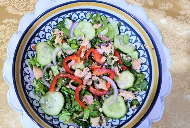 Salata cu file de somon salbatic