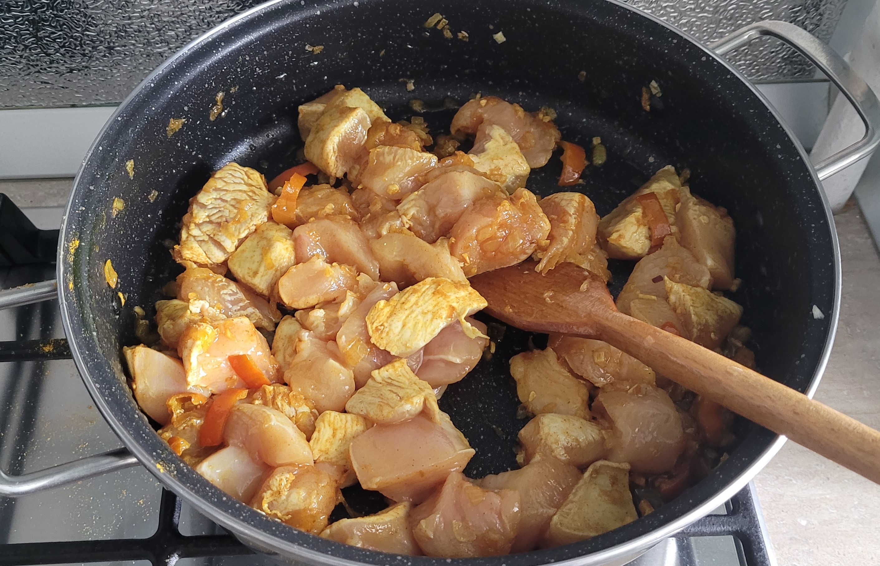 Curry de pui cu lapte de cocos, reteta delicioasa cu o savoare exotica