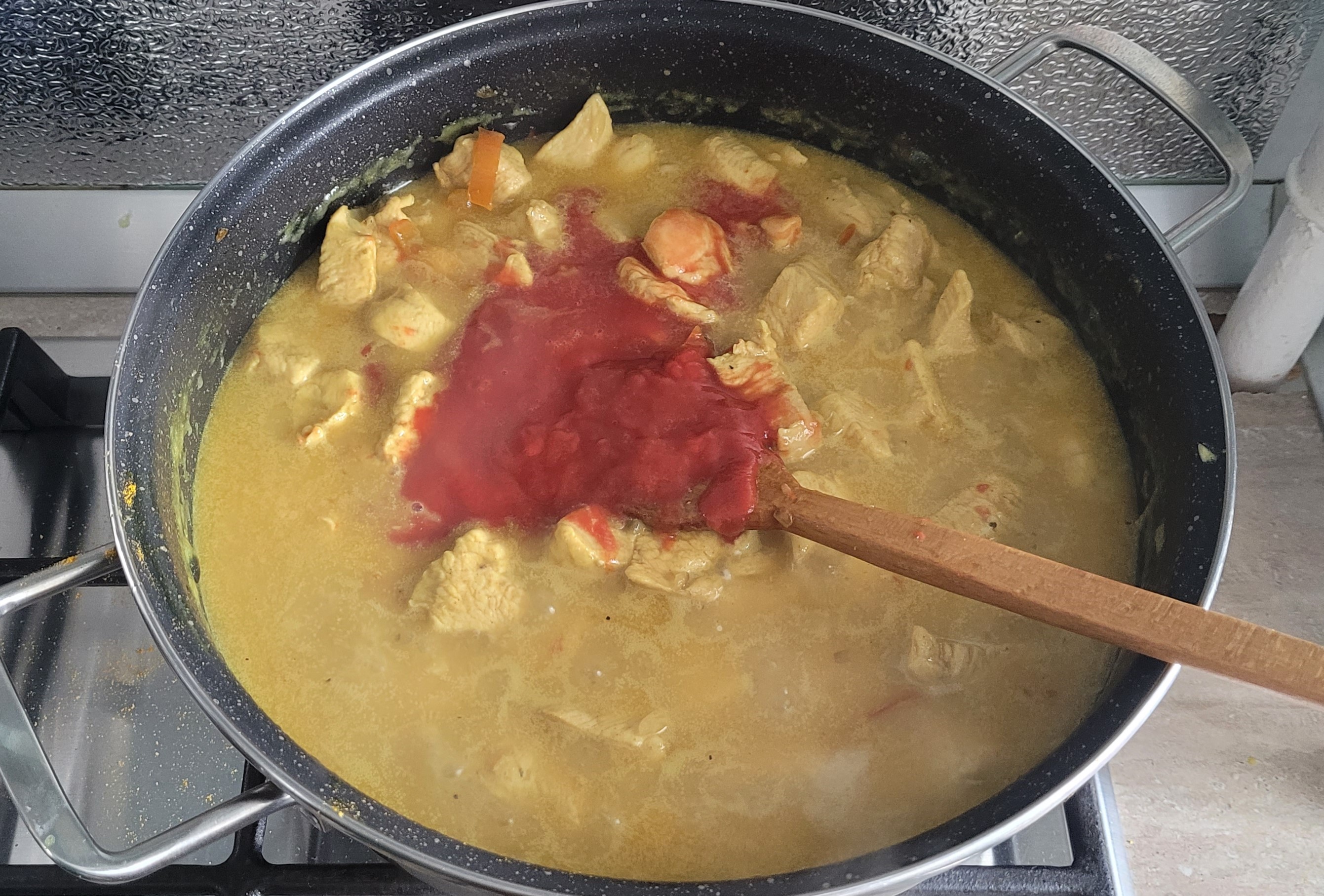 Curry de pui cu lapte de cocos, reteta delicioasa cu o savoare exotica