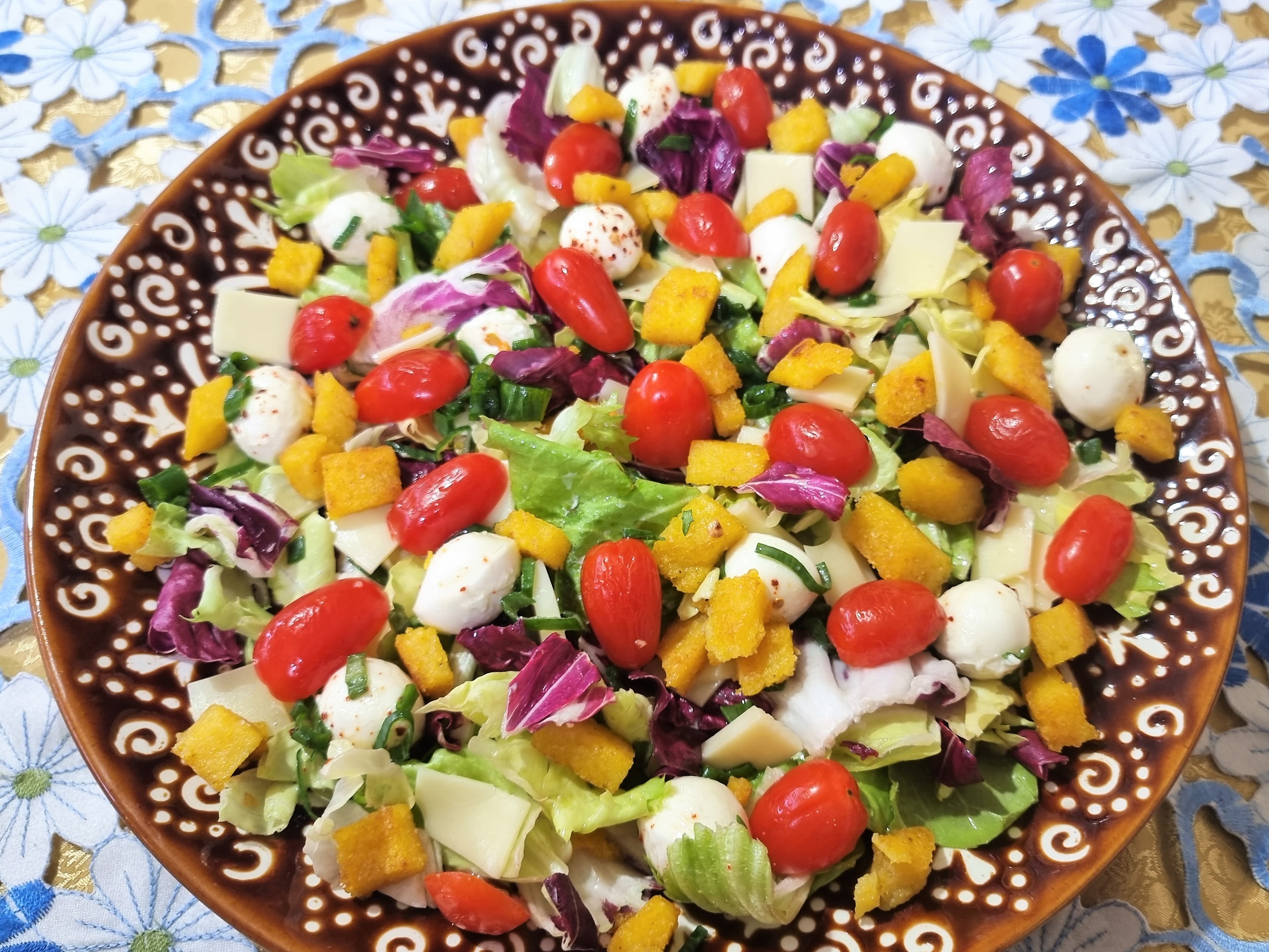 Salata cu mozzarella si crutoane de mamaliga