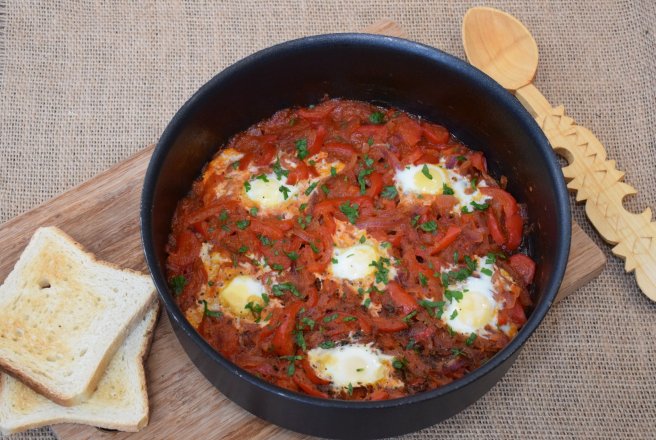 Reteta de shakshuka cu ardei si oua de prepelita