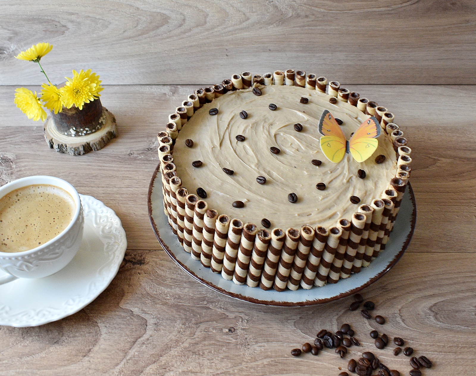 Reteta de tort cu crema de cafea si crema de fructe de padure