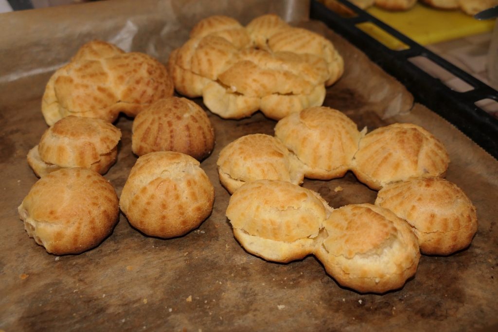 Mini choux a la creme cu vanilie, frisca si afine din dulceata, un deliciu fin si cremos