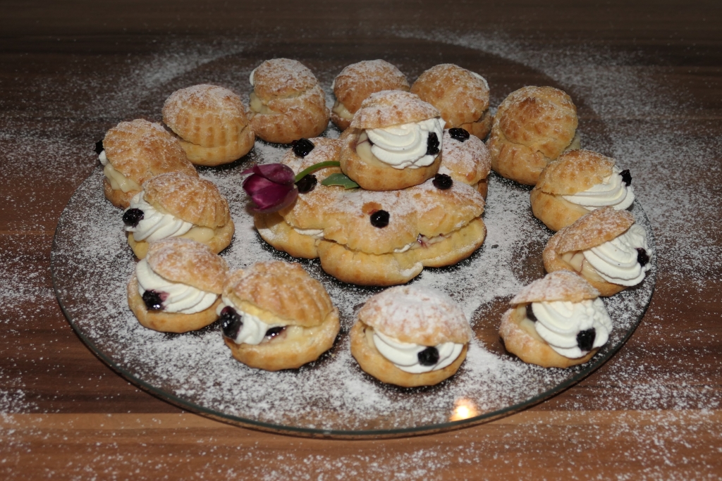 Mini choux a la creme cu vanilie, frisca si afine din dulceata, un deliciu fin si cremos