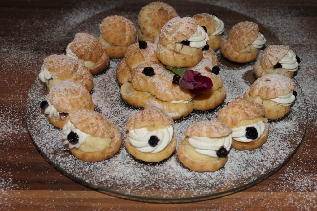 Mini choux a la creme cu vanilie, frisca si afine din dulceata, un deliciu fin si cremos