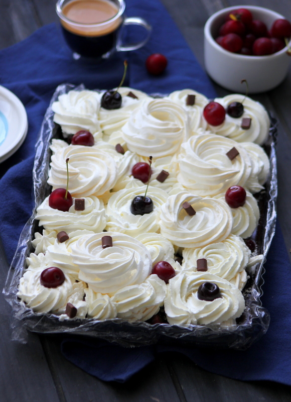 Tarta cu ciocolata, visine si cirese - Un desert delicios cu fructe