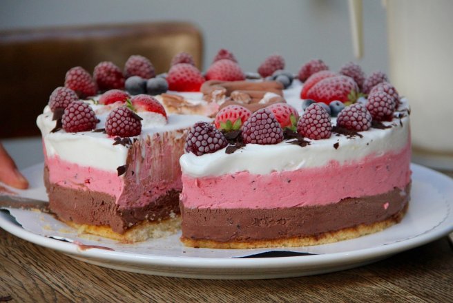 Tort de inghetata cu ciocolata si zmeura - Reteta delicioasa de vara