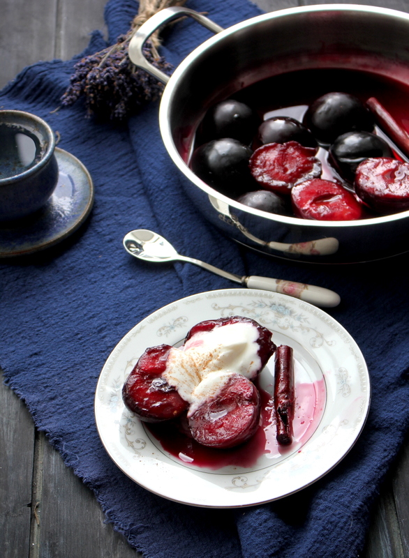 Prune rotunde in sos de vin rosu cu scortisoara - Deliciu aromat si delicios