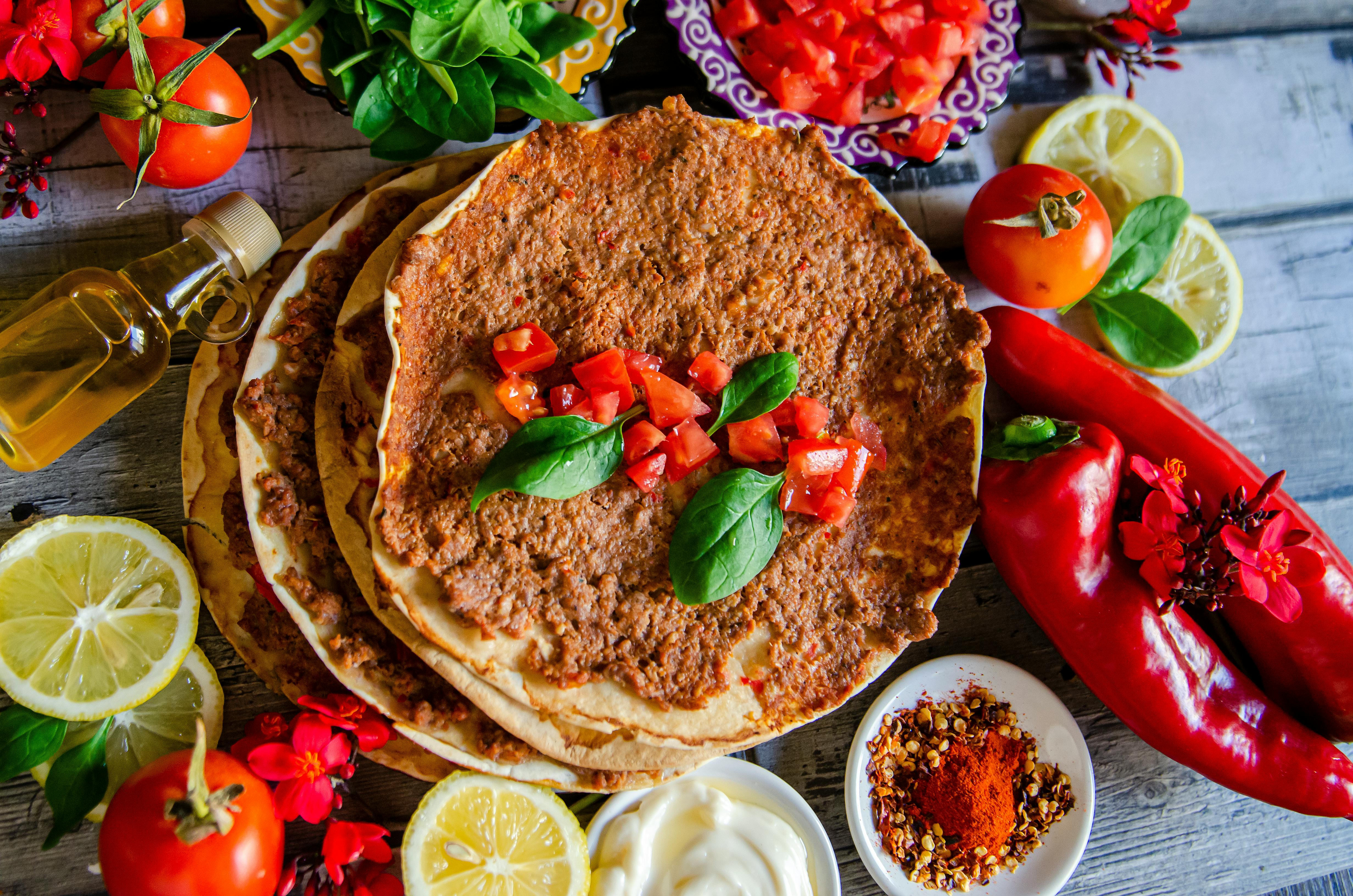 Lahmacun – Reteta Autentica pentru Pizza Turceasca cu Carne