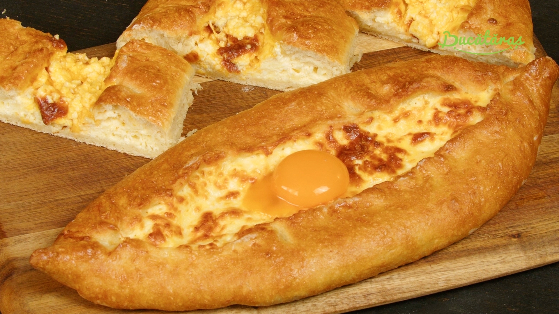 Khachapuri - Plăcintă tradițional georgiană cu brânzeturi