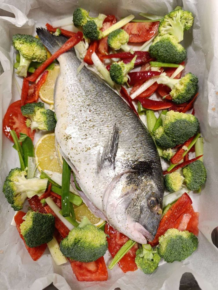 Dorada cu roșii, ardei și brocoli - Rețeta simplă și gustoasă