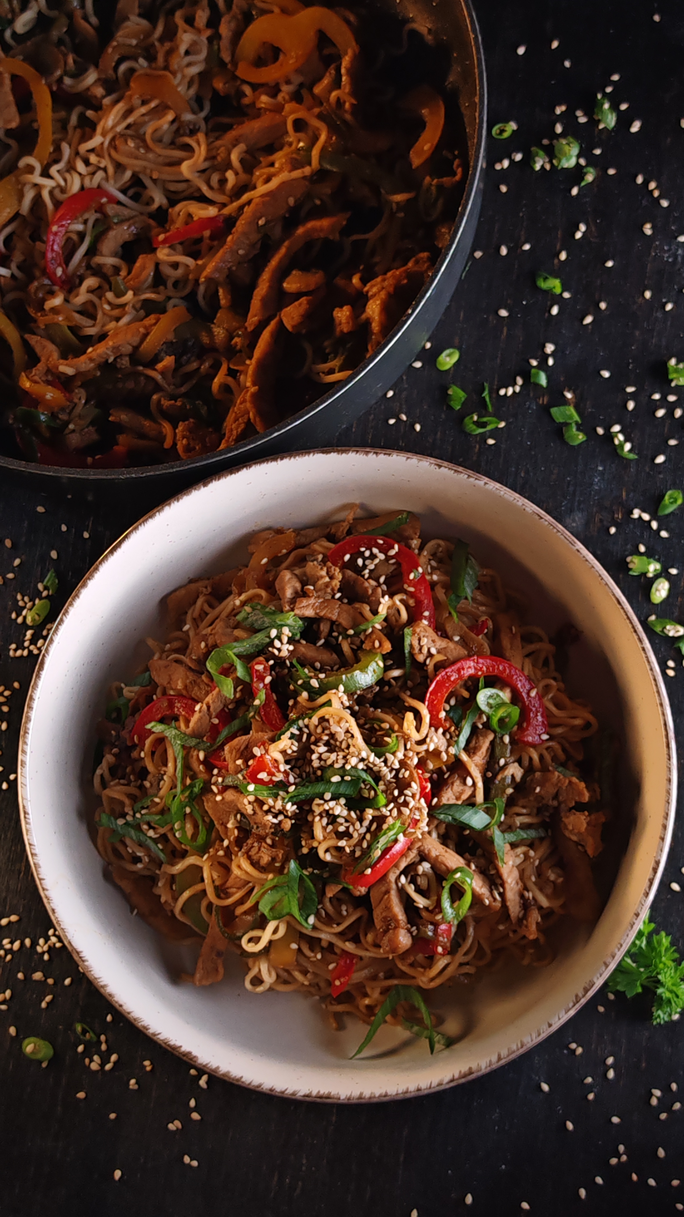 Noodles cu porc și legume – Rețeta savuroasă și rapidă
