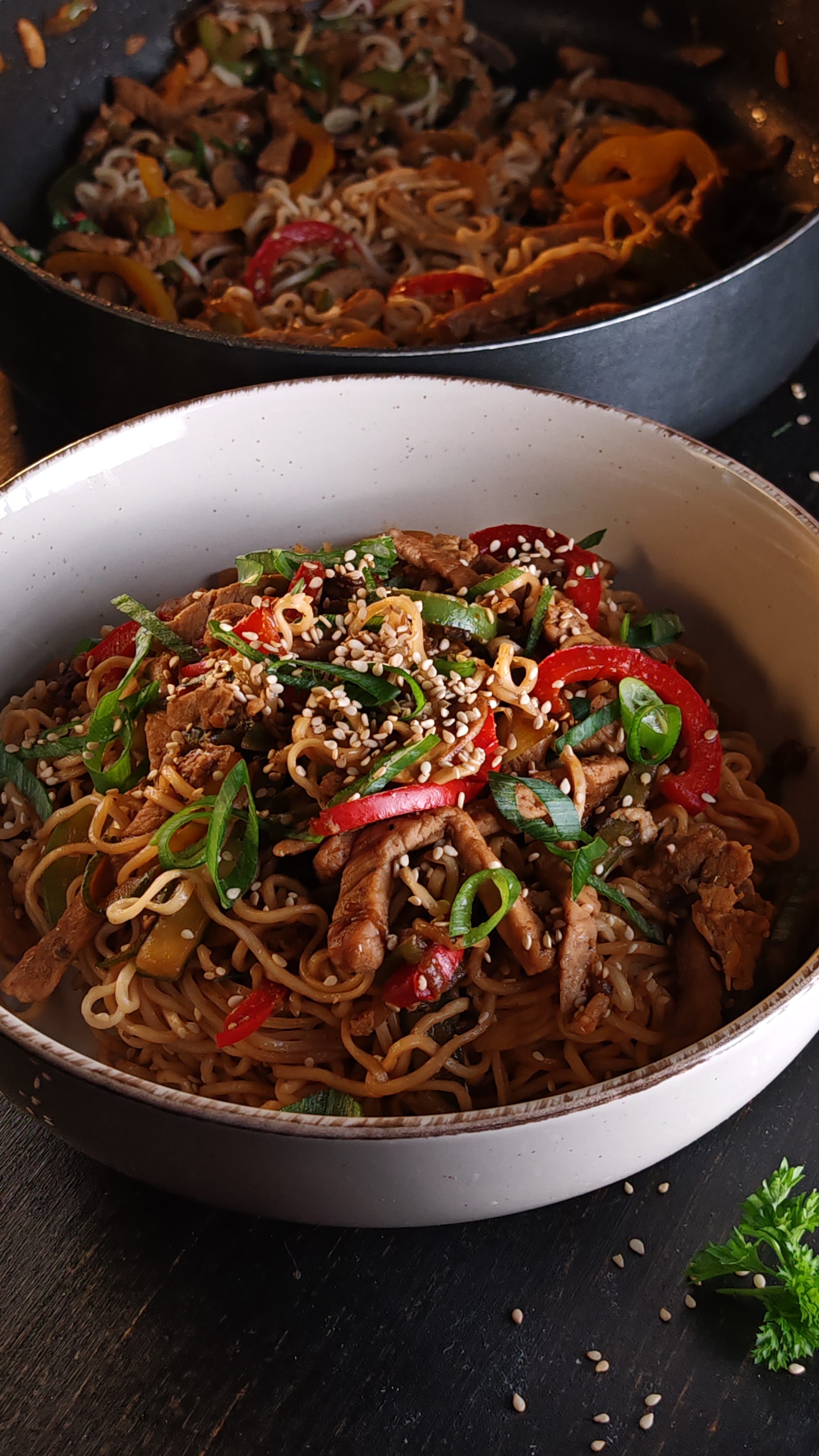 Noodles cu porc și legume – Rețeta savuroasă și rapidă