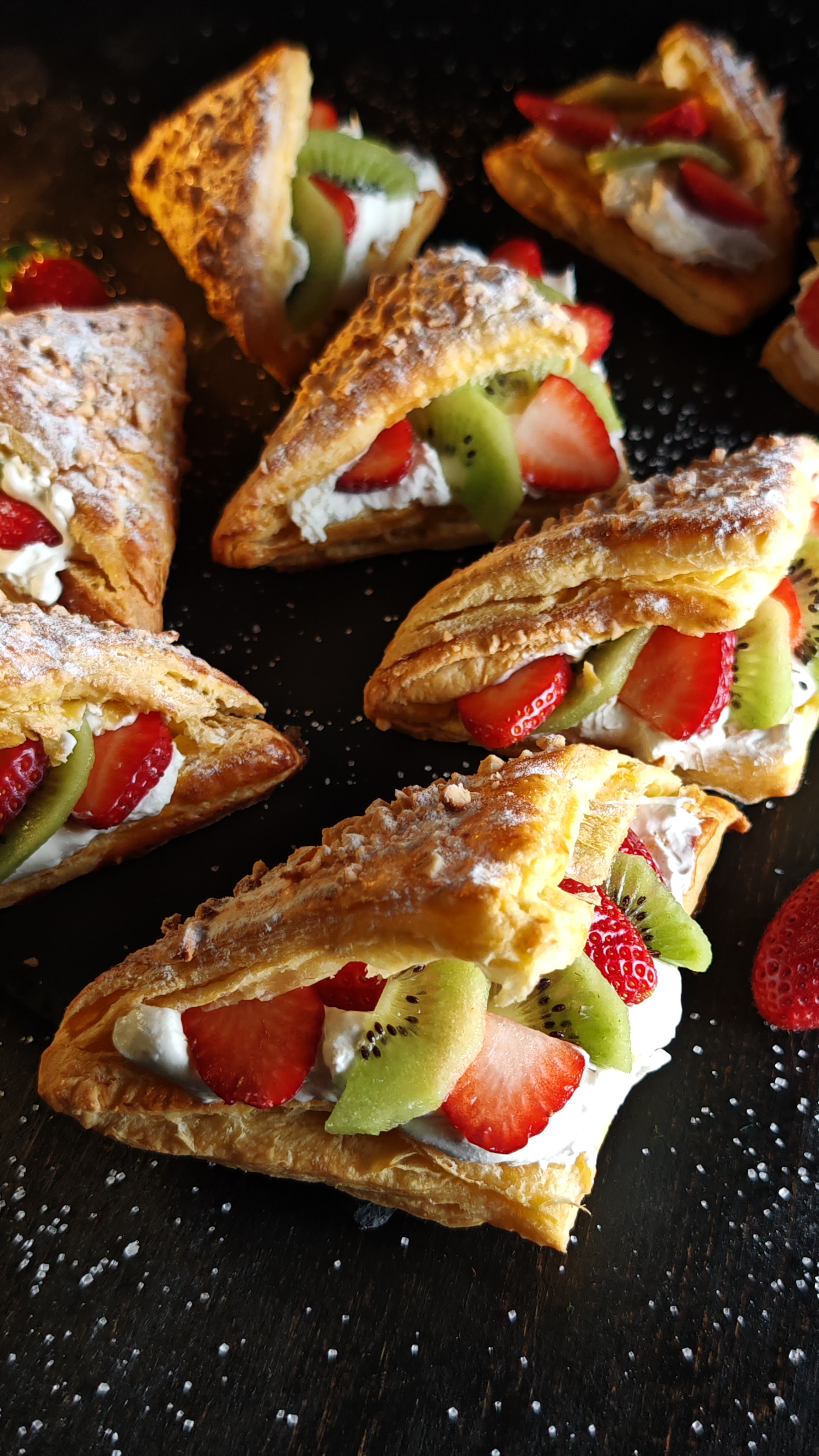 Trigoane cu cremă mascarpone și fructe - Desert rapid și delicios