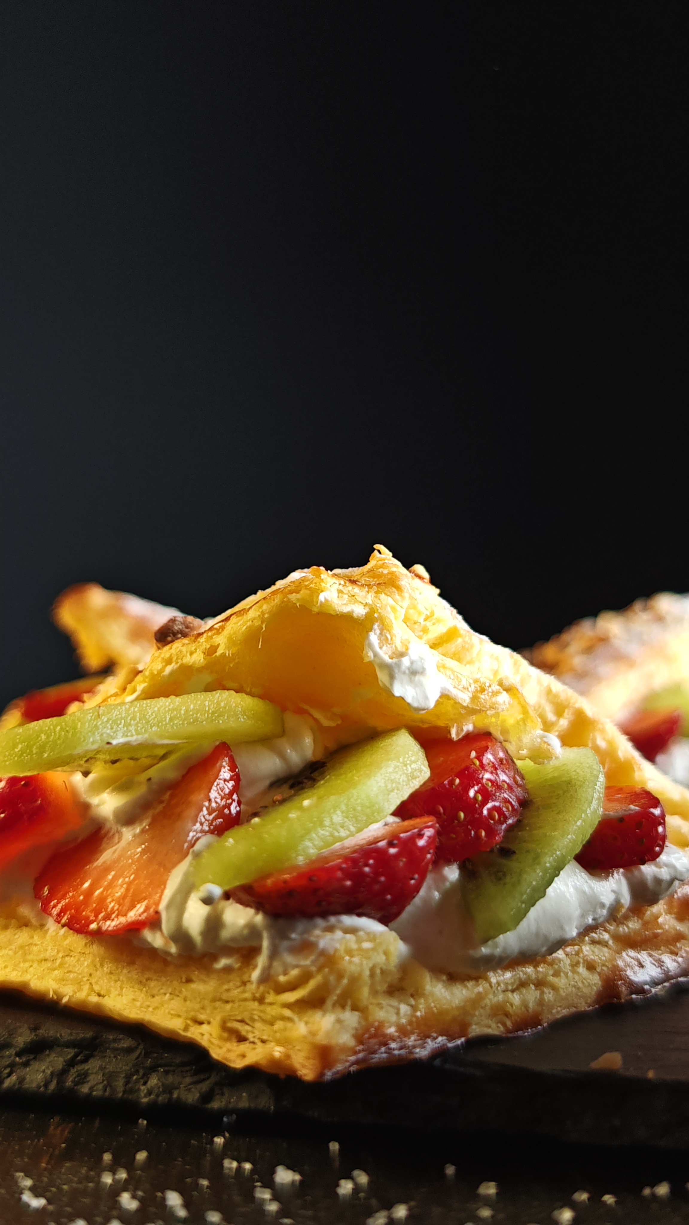 Trigoane cu cremă mascarpone și fructe - Desert rapid și delicios