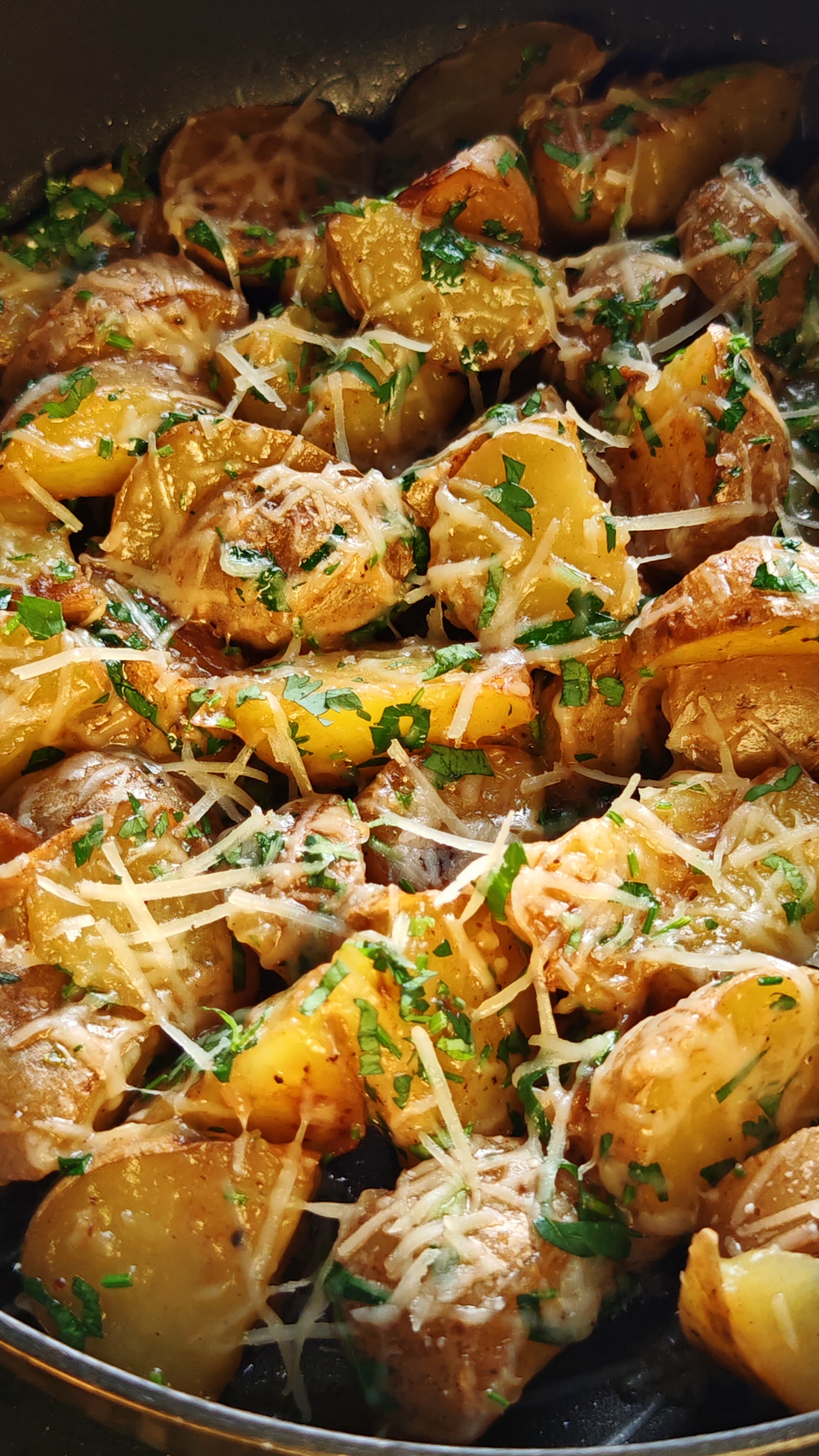Cartofi noi, cu usturoi și parmezan - Garnitura plină de savoare și aromă