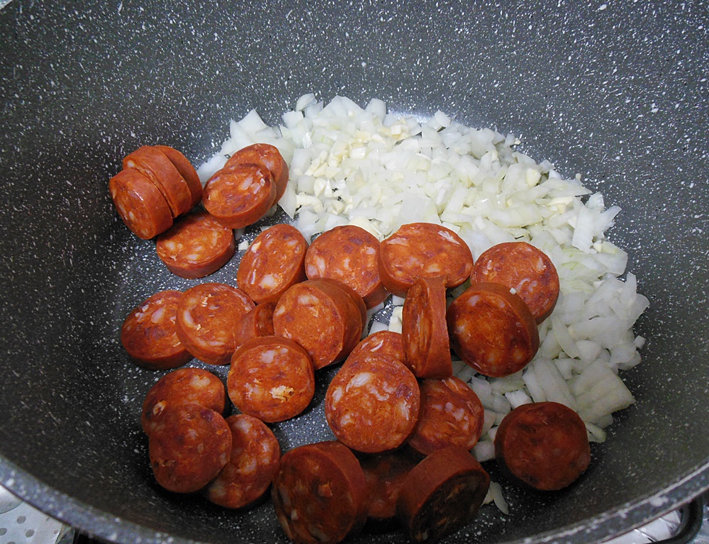 Mancare cu vinete, dovlecei si chorizo
