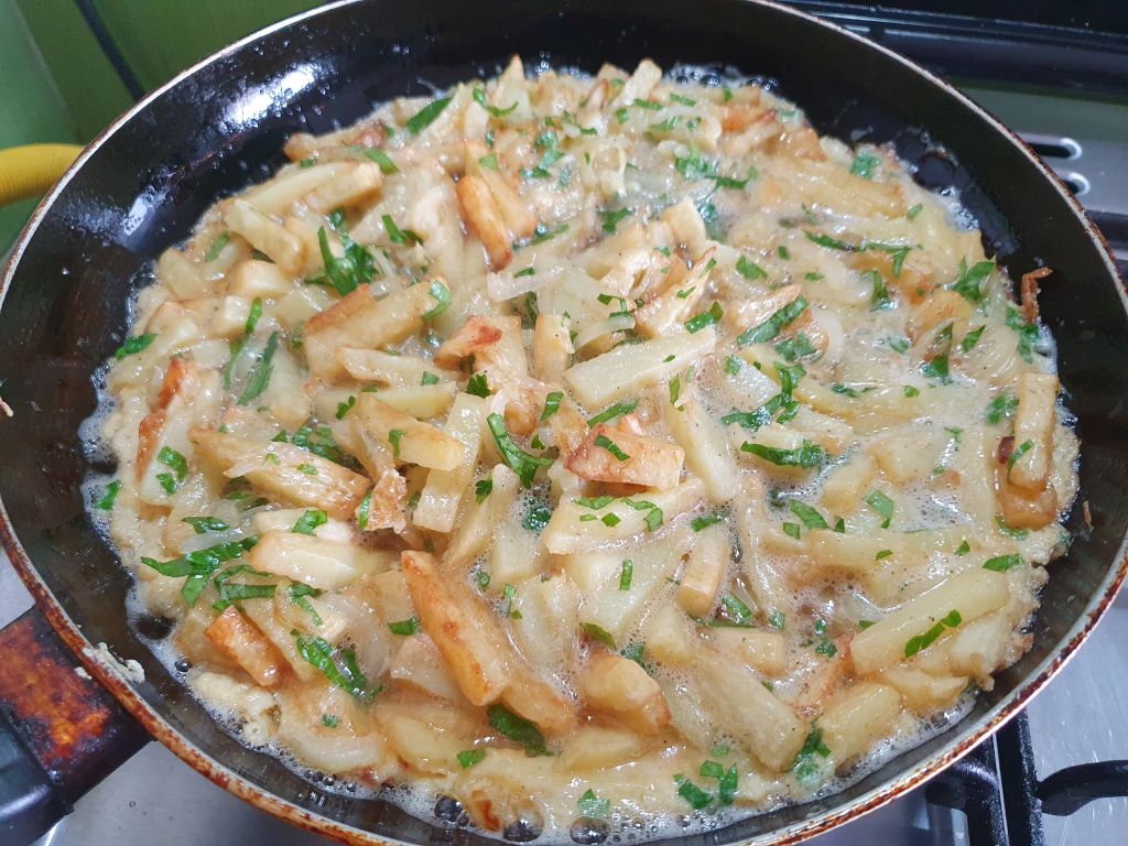 Tortilla cu cartofi si ceapa, la tigaie - Reteta gustoasa de omleta spaniola