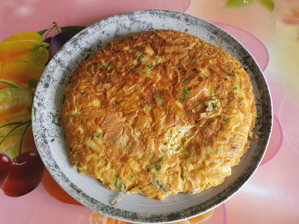 Tortilla cu cartofi si ceapa, la tigaie - omleta spaniola simpla si gustoasa