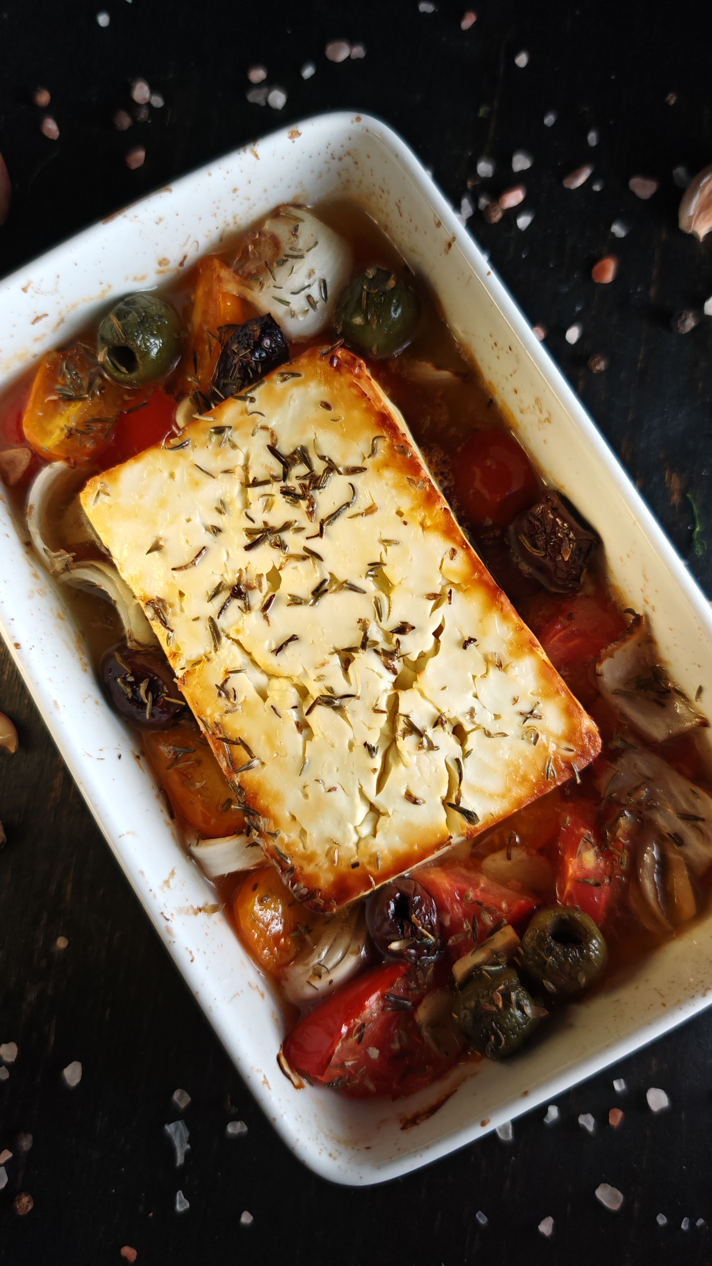 Brânză feta cu roșii la cuptor - Rețeta rapidă și savuroasă