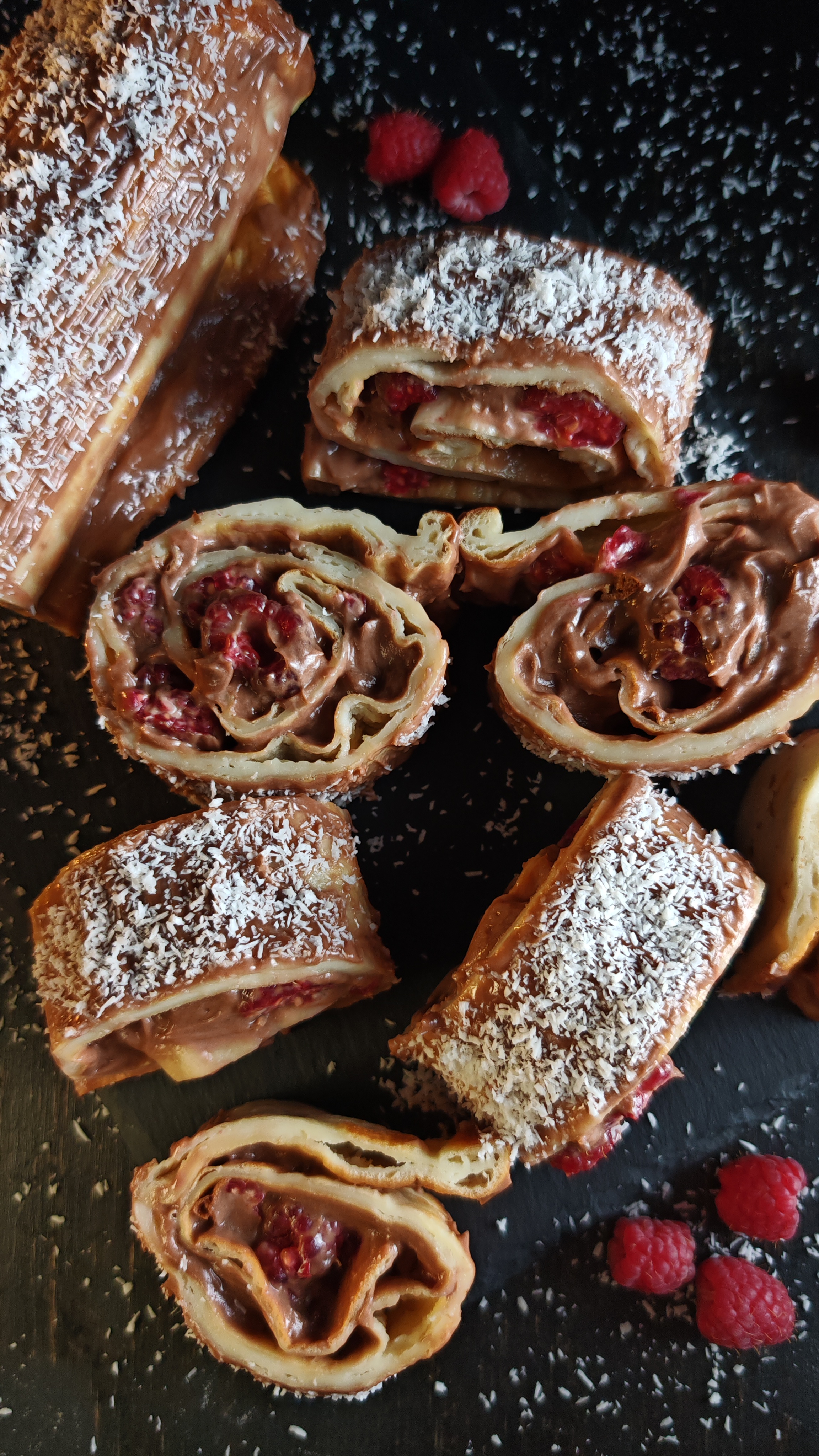 Ruladă de clătite cu Nutella și zmeură - Rețeta ușoară și delicioasă