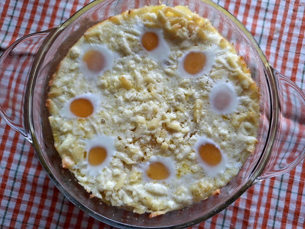 Mămăliguță în straturi, cu brânză de burduf și ouă de prepeliță