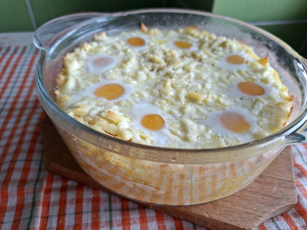 Mămăliguță în straturi, cu brânză de burduf și ouă de prepeliță