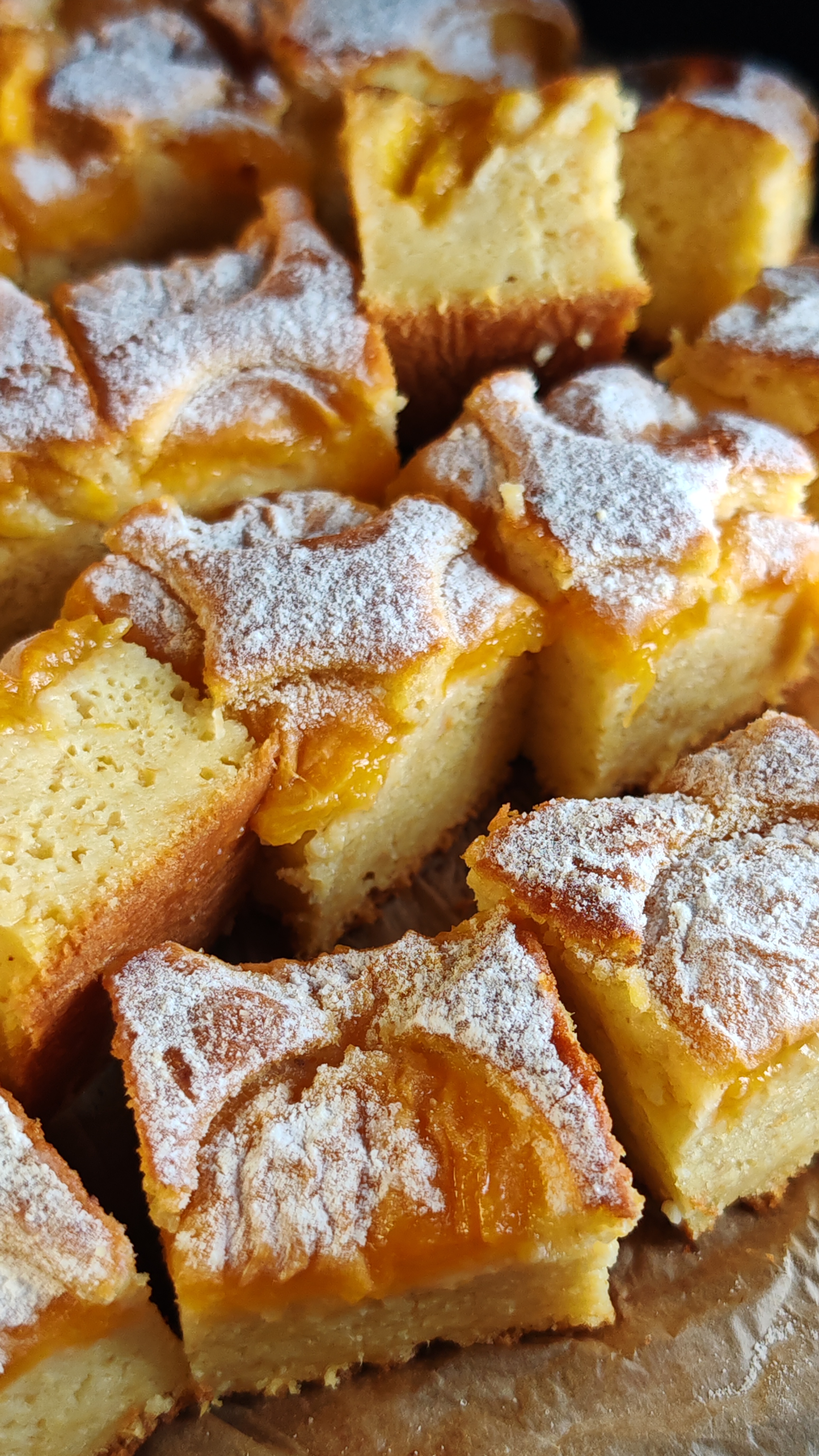 Prăjitură cu caise în blat - Super pufoasă și aromată