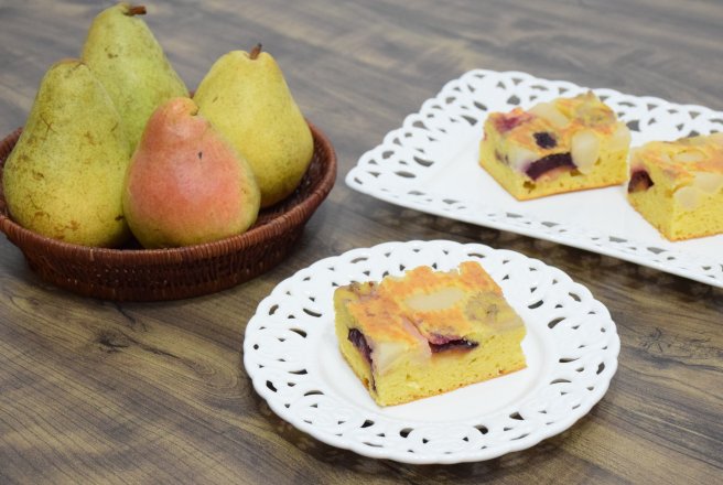 Prajitura rasturnata cu prune, pere si banane