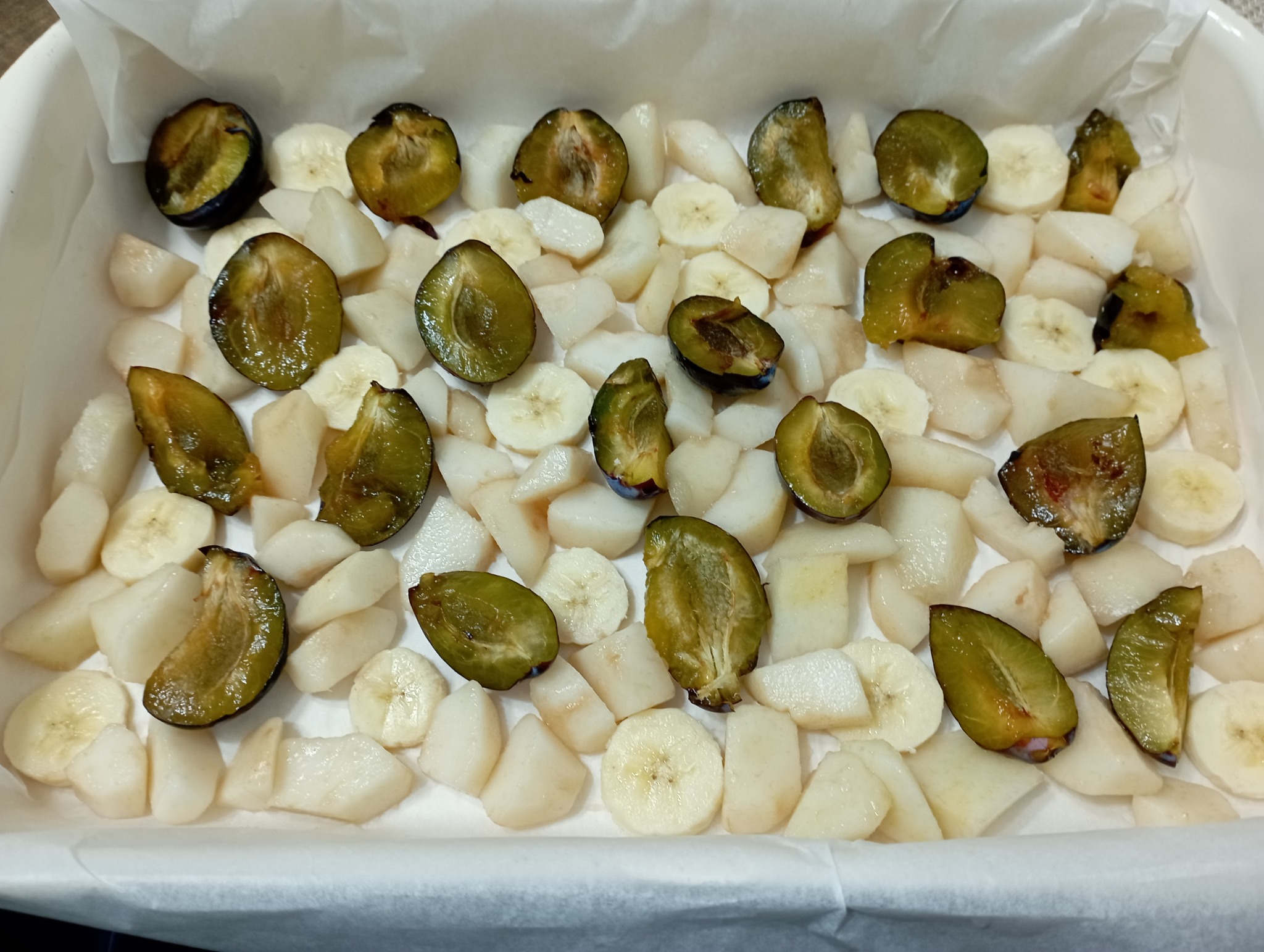 Prajitura rasturnata cu prune, pere si banane - Reteta savuroasa cu fructe