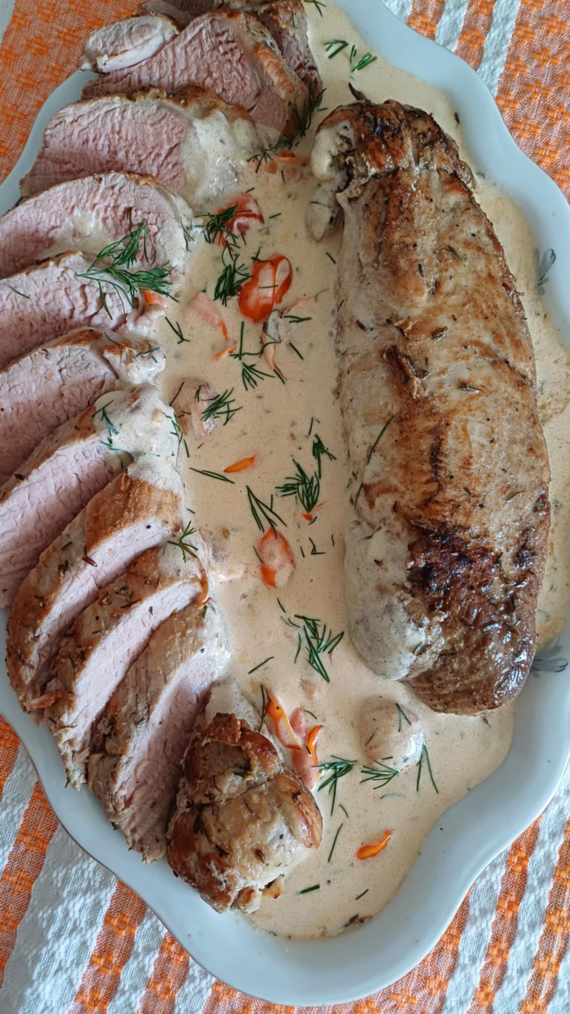 Muschiulet de porc la cuptor, cu sos de smantana