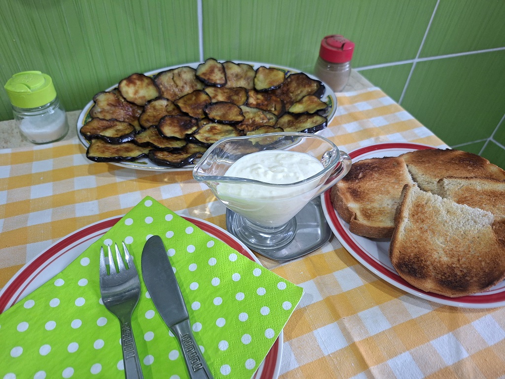 Rondele de vinete, cu sos de usturoi și smântână - Rețeta simplă și gustoasă