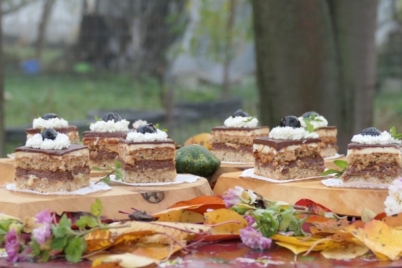 Prajitura cu dragoste ( Leontina 55 )