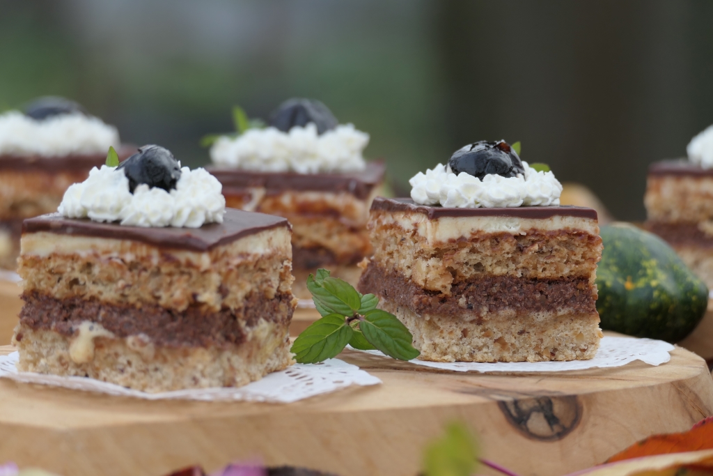 Prajitura cu dragoste ( Leontina 55 )