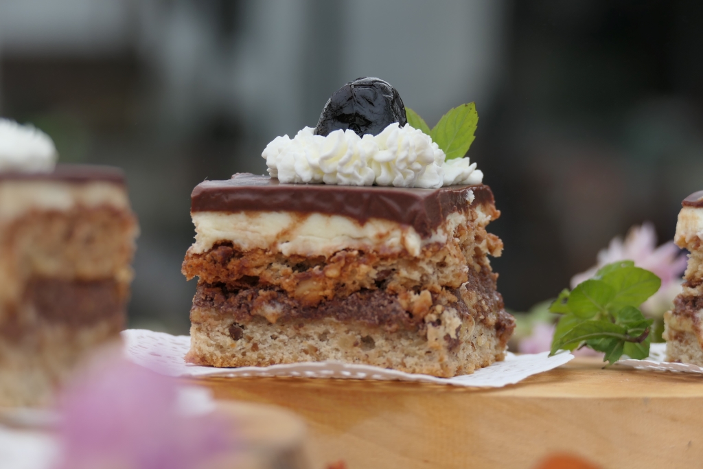 Prajitura cu dragoste ( Leontina 55 )