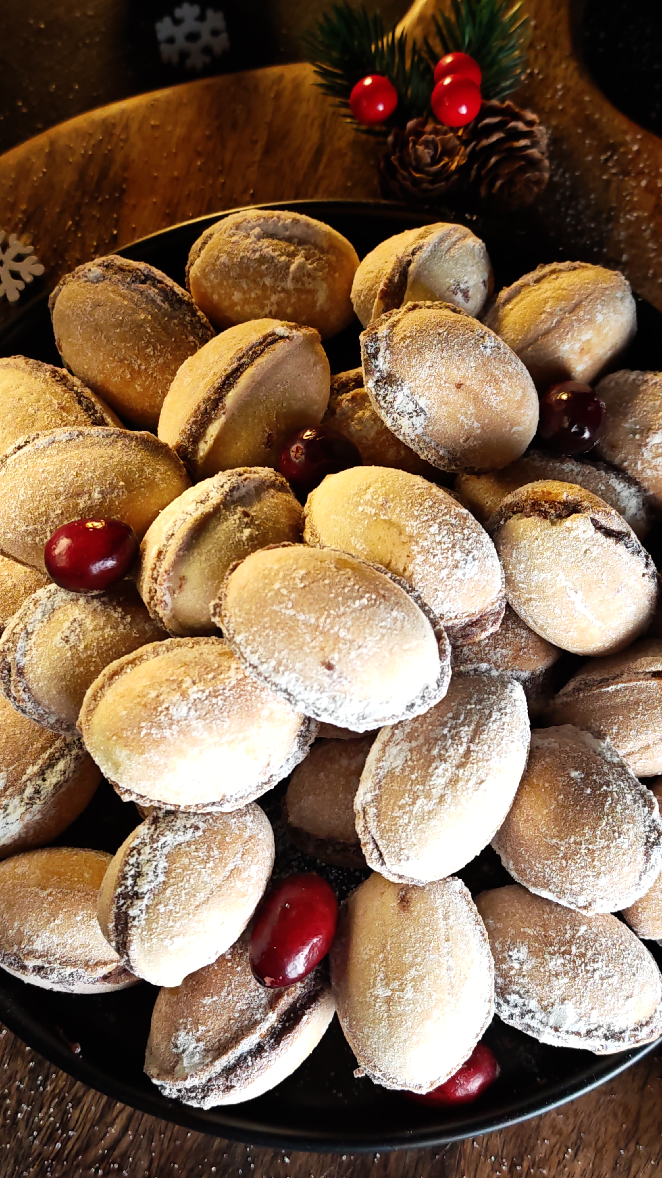 Nuci umplute cu cremă de cacao - Deliciul fraged al copilăriei