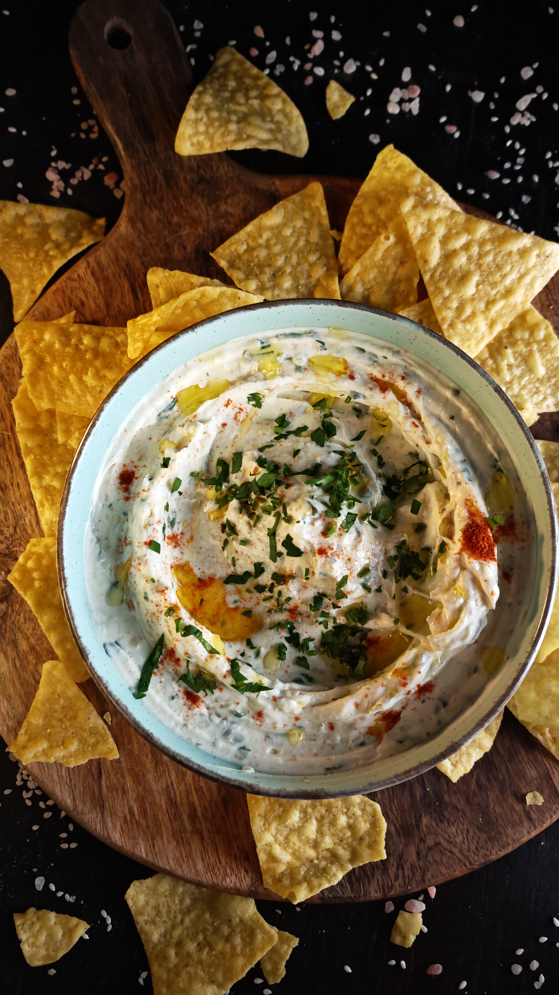 Cremă de brânză cu usturoi și nachos - Rețeta perfectă pentru un snack gustos