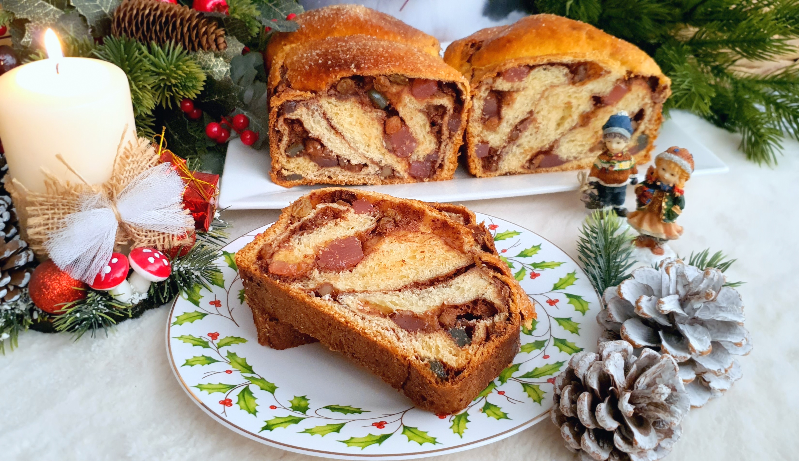 Cozonaci impletiti, umpluti cu cacao, stafide, nuci si mult rahat