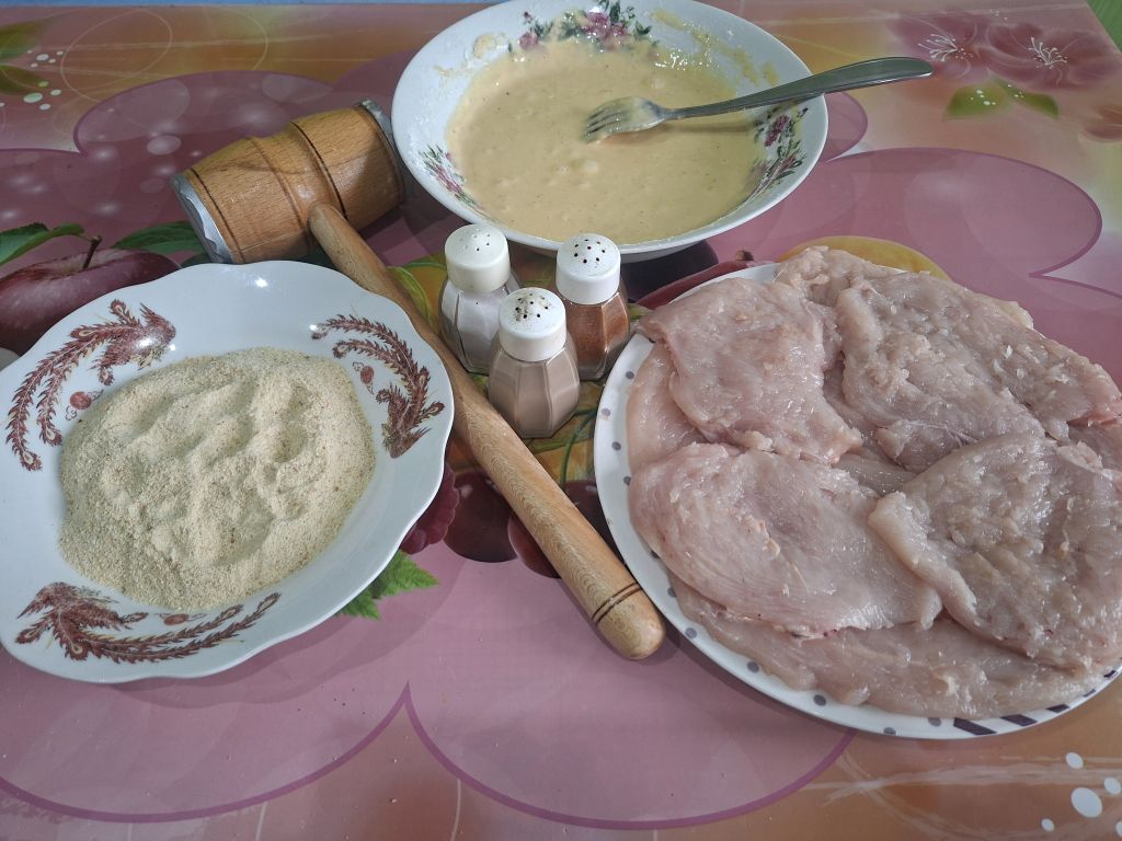 Snitel pane din piept de pui, in pesmet – crocant, gustos si satios