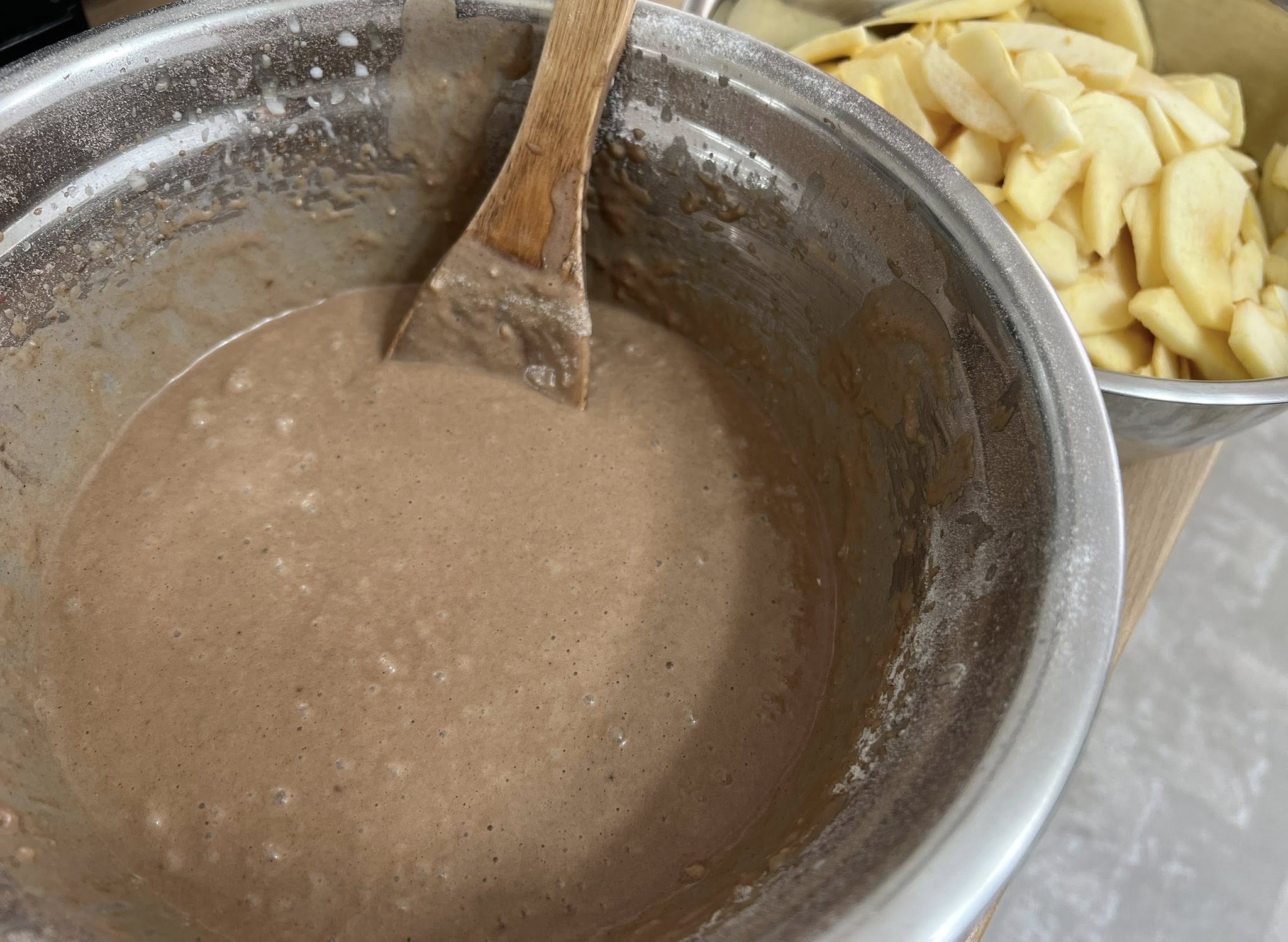 Prajitura cu mere, afine si nuci