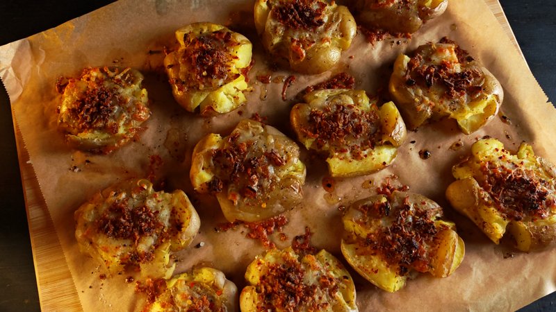 Cartofi zdrobiți, cu mozzarella - Rețeta simplă și savuroasă