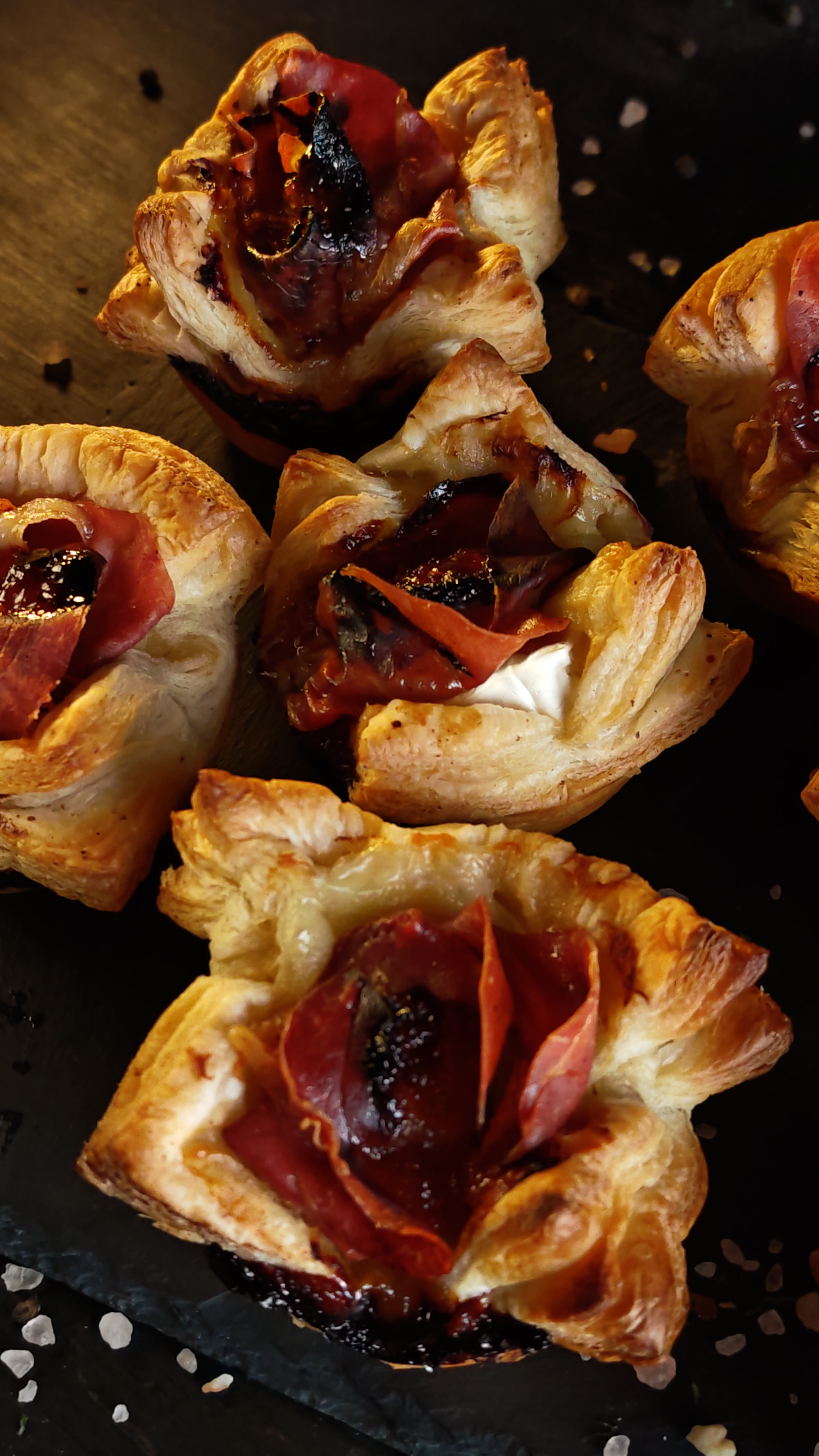 Coșulețe cu Camembert și prosciutto – aperitiv rapid și delicios