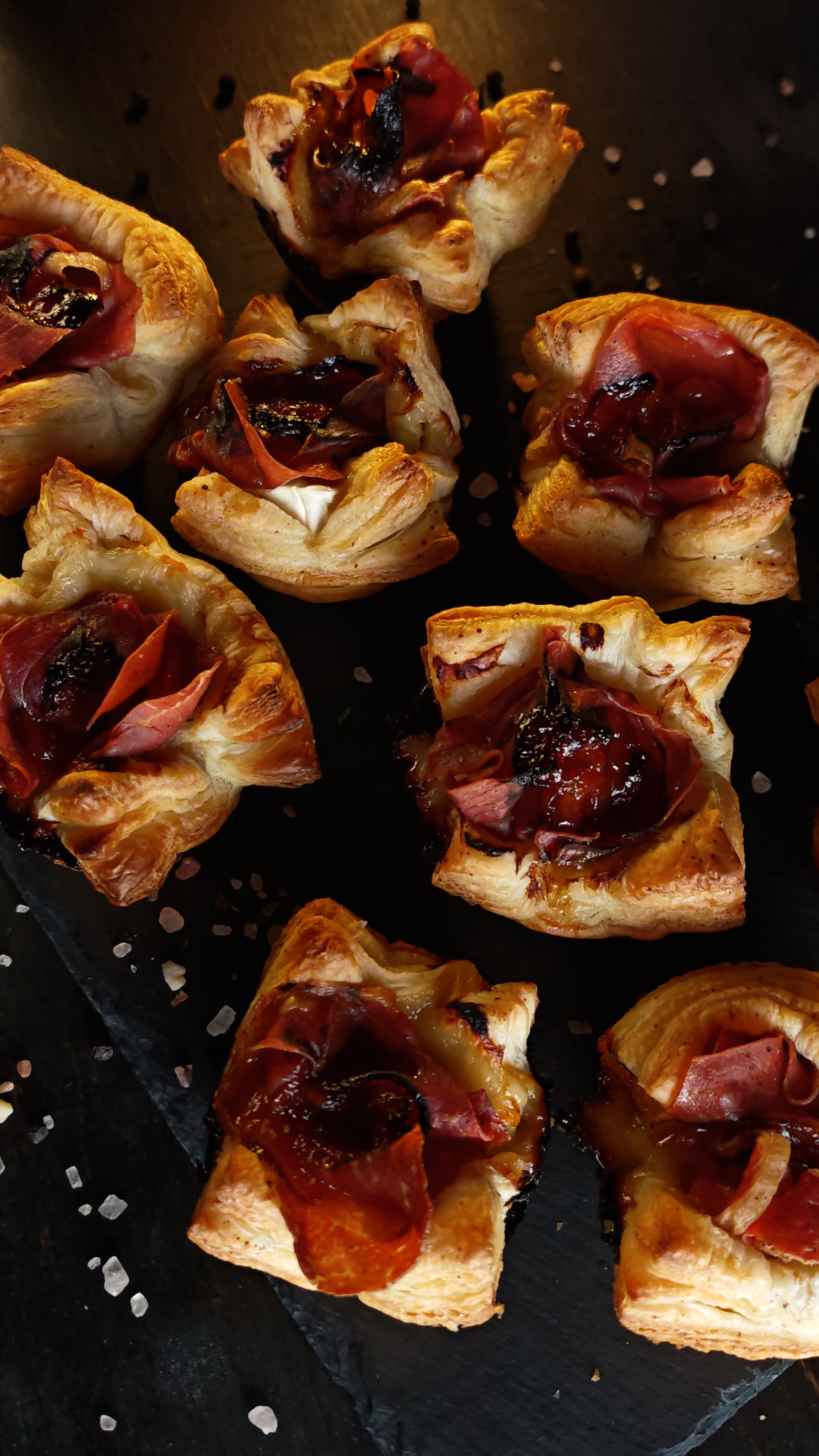 Coșulețe cu Camembert și prosciutto – aperitiv rapid și delicios