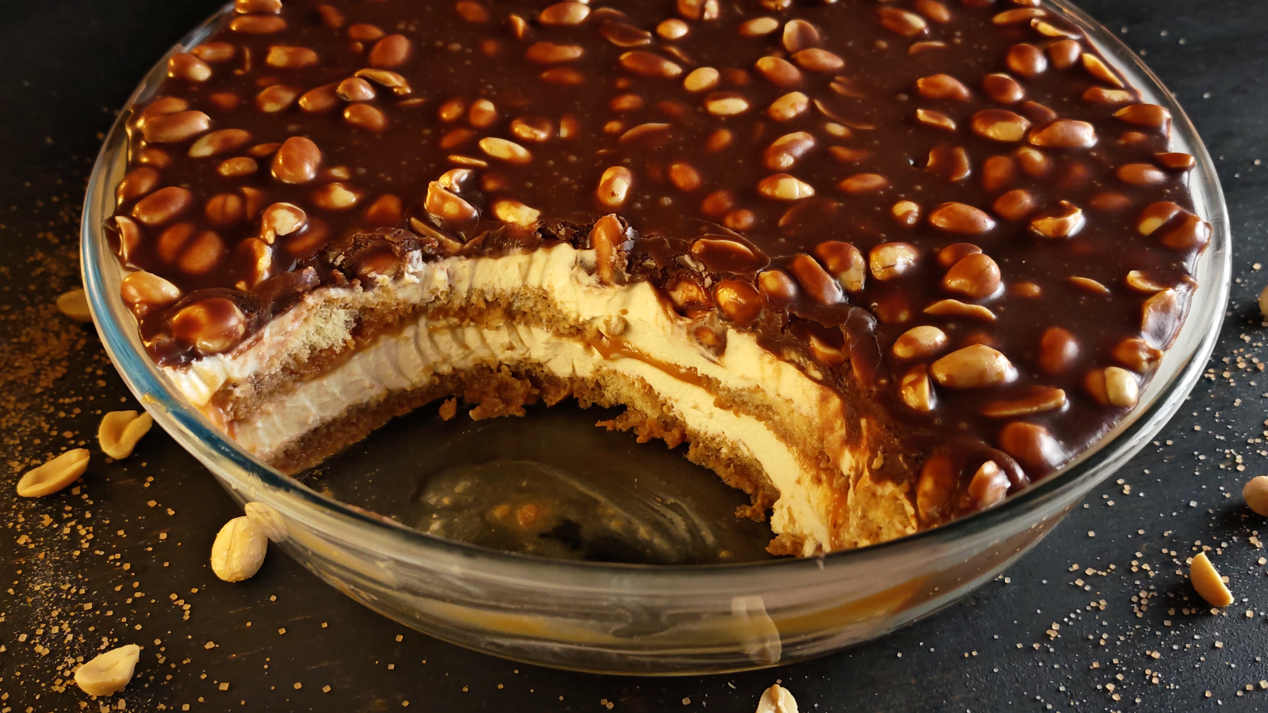 Tiramisu Snickers – desert cremos cu mascarpone, caramel și arahide crocante
